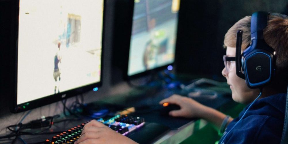 viser en dreng der spiller foran sin computerskærm - Gaming, Computerspilsafhængighed & Loot Boxes - gamingafhængighed -