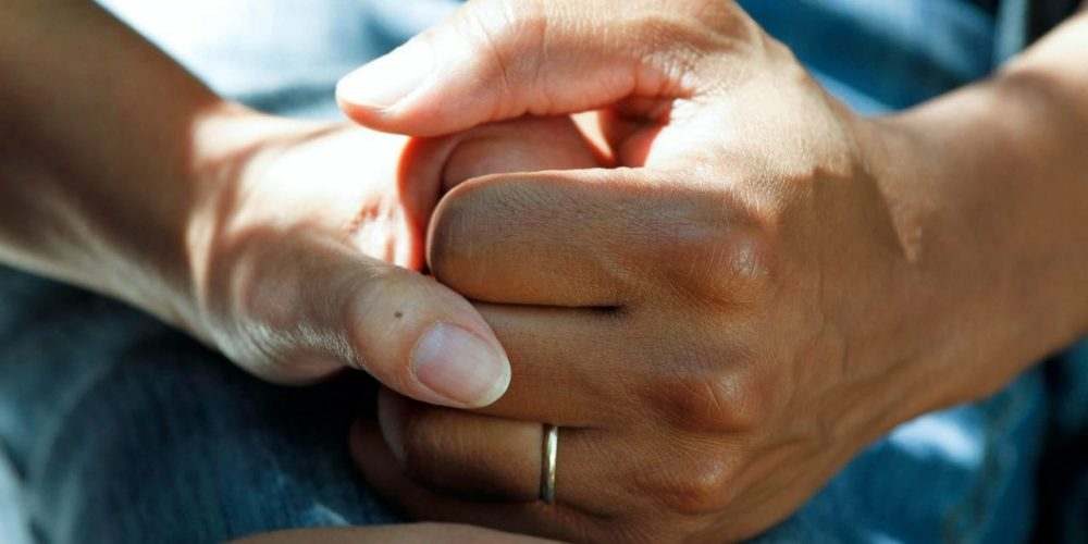 Døgnbehandling To hænder der holder om hinanden behandlingscenter misbrugsbehandling misbrugscenter alkohol