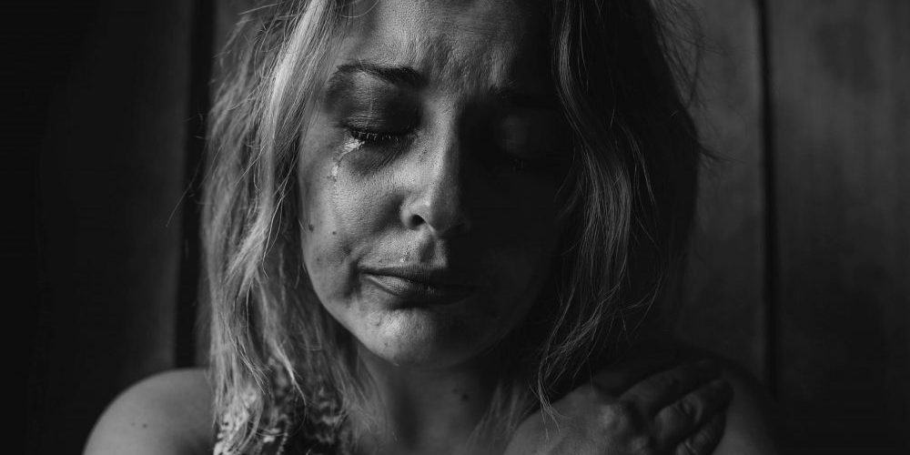 viser en dame der er græder - Pårørendebehandling pårørende afhæng medafhængighed pårørende adfærdsmønster